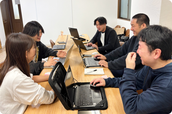 リビングで過ごす入居者