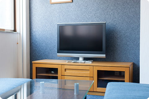 料理の準備をする入居者とスタッフ