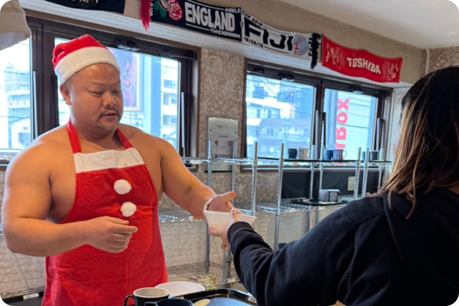 入居者を見守るスタッフ