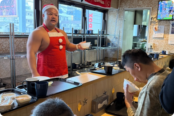 入居者と会話するスタッフ