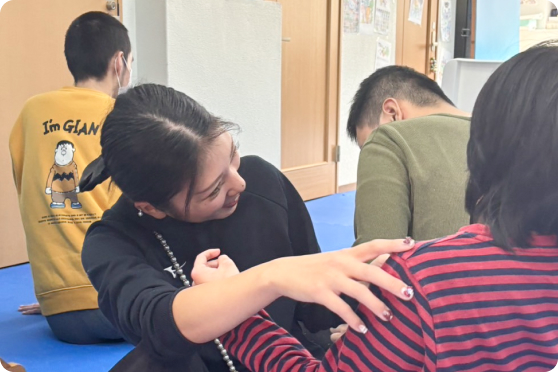 レクリエーションを楽しむ利用者