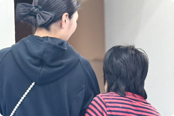 送迎車とスタッフ