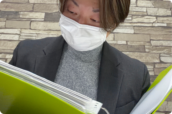 商品を並べるスタッフ