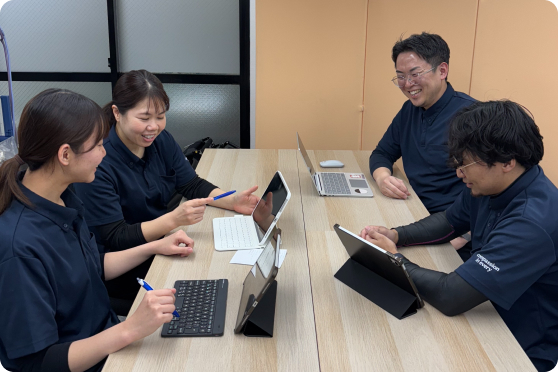 夜間も対応するスタッフ