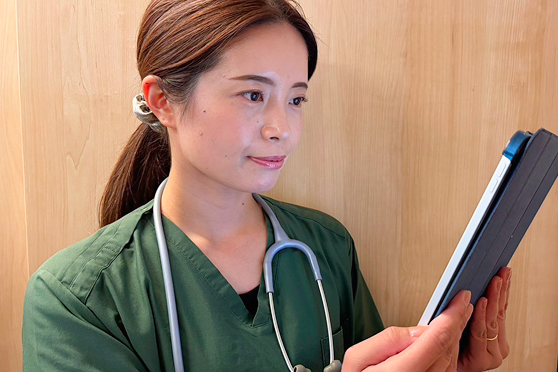 タブレットでケア計画を見るスタッフ