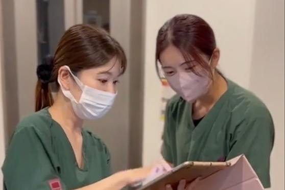 緊急対応について話し合うスタッフ